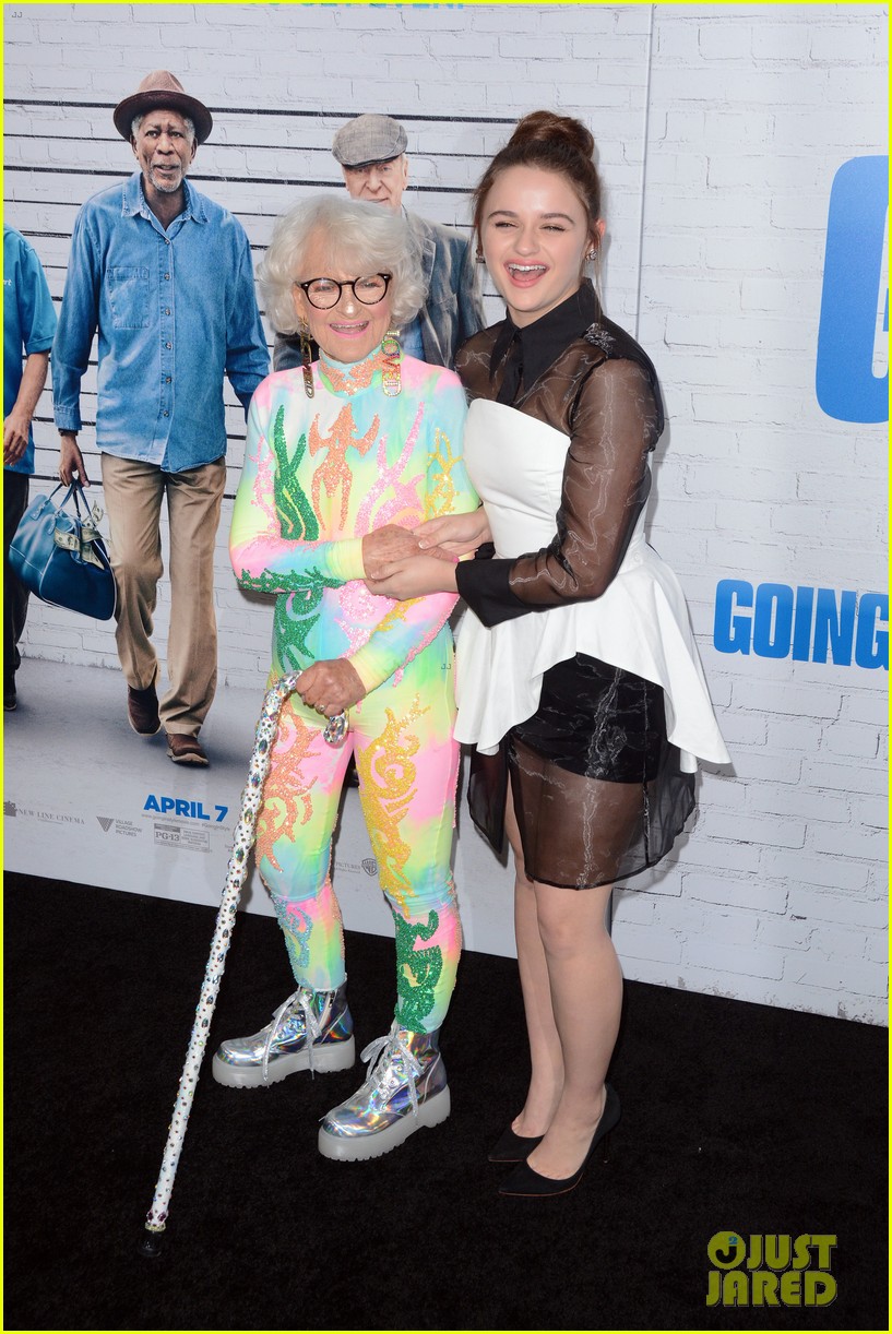 joey king going in style premiere 18
