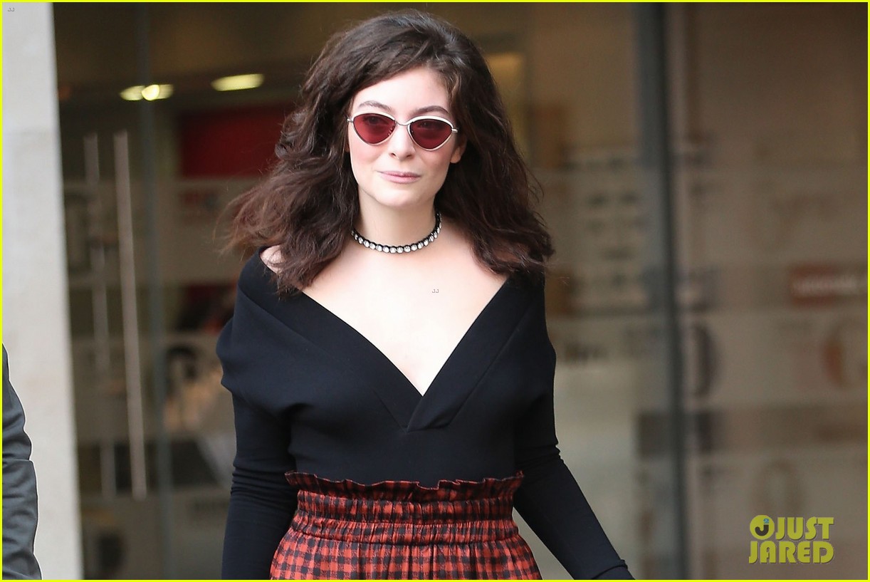 lorde professes her love for creme eggs 05