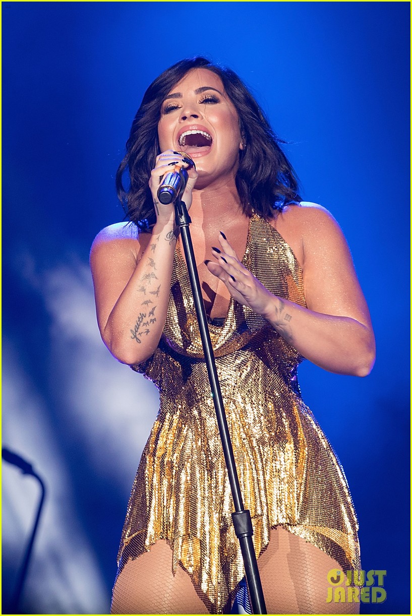 demi lovato performs at beautykind concert for causes in texas 06