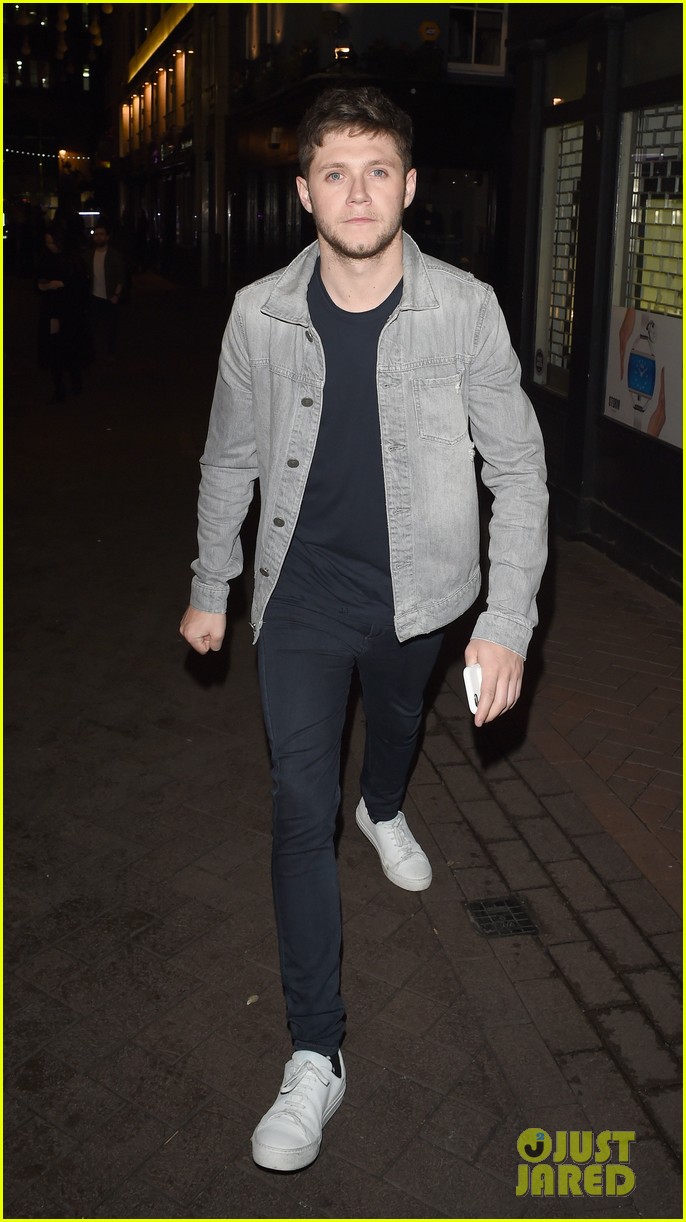 niall horan leaves cirque with taxi full of girls 05