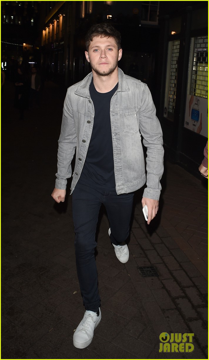 niall horan leaves cirque with taxi full of girls 08