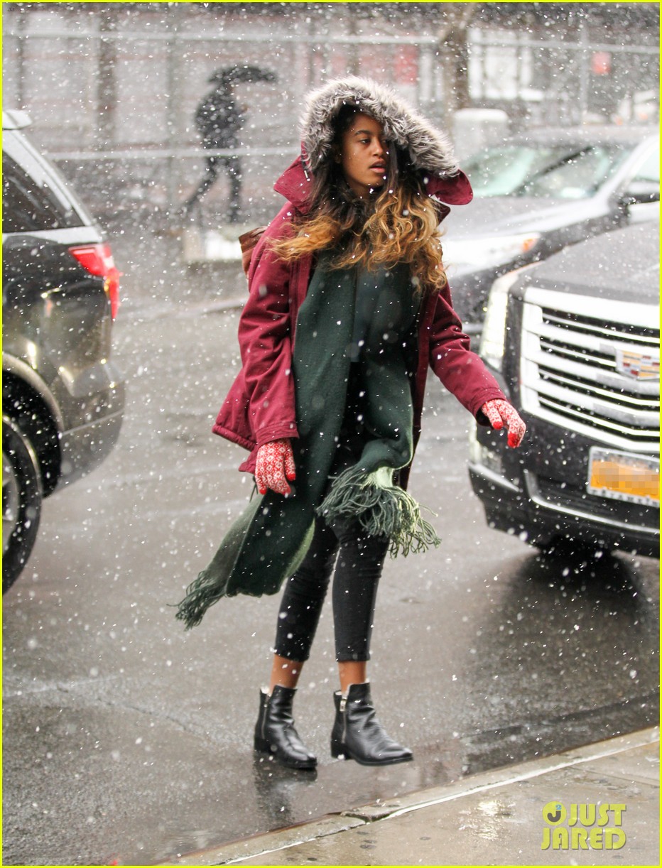 malia obama braves the snowy weather en route to her internship 04