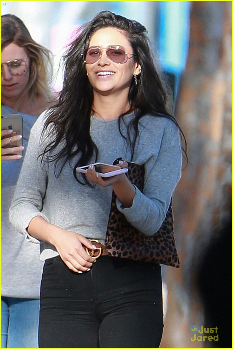 shay mitchell lunch pizza friends 02