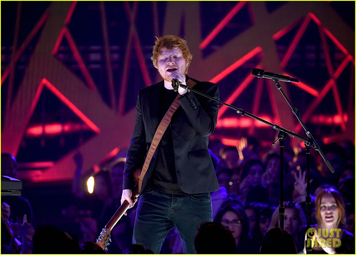 ed sheeran performance iheartradio music awards 2017 08
