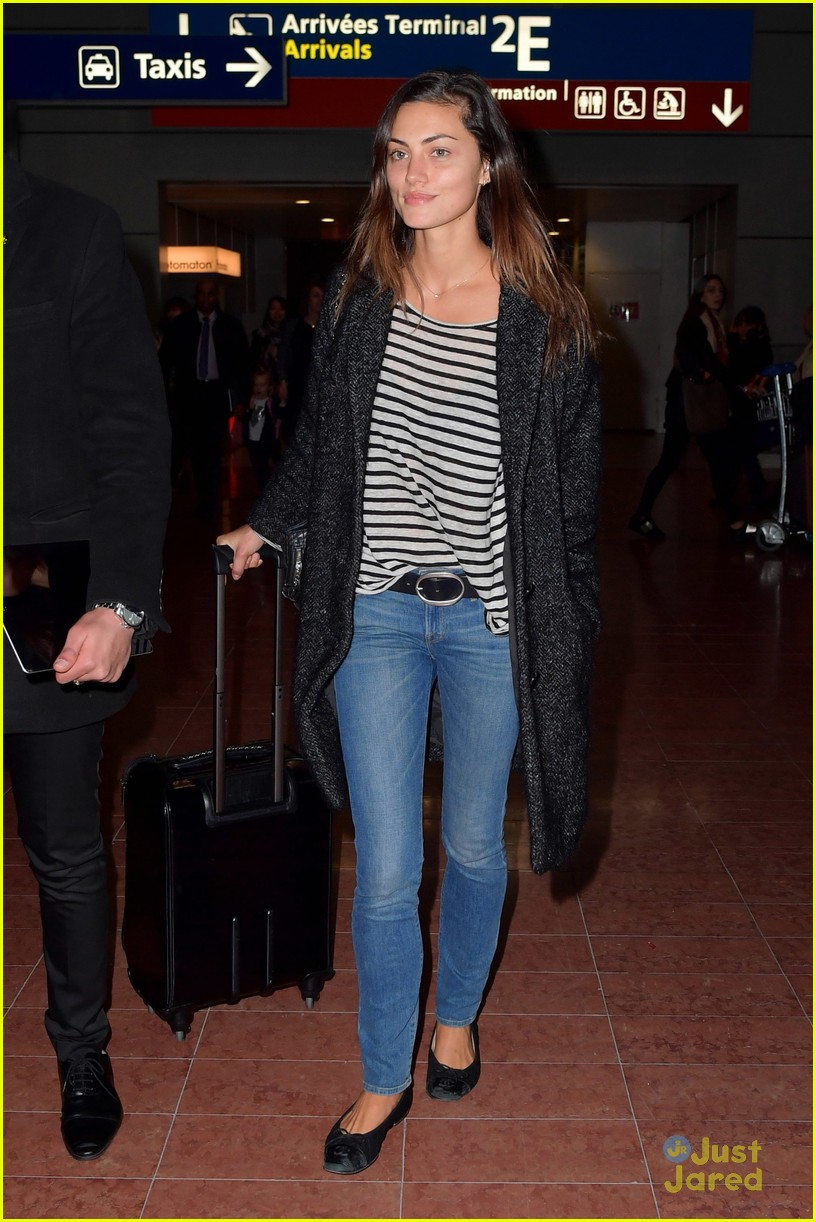 phoebe tonkin arrives for pfw airport 05
