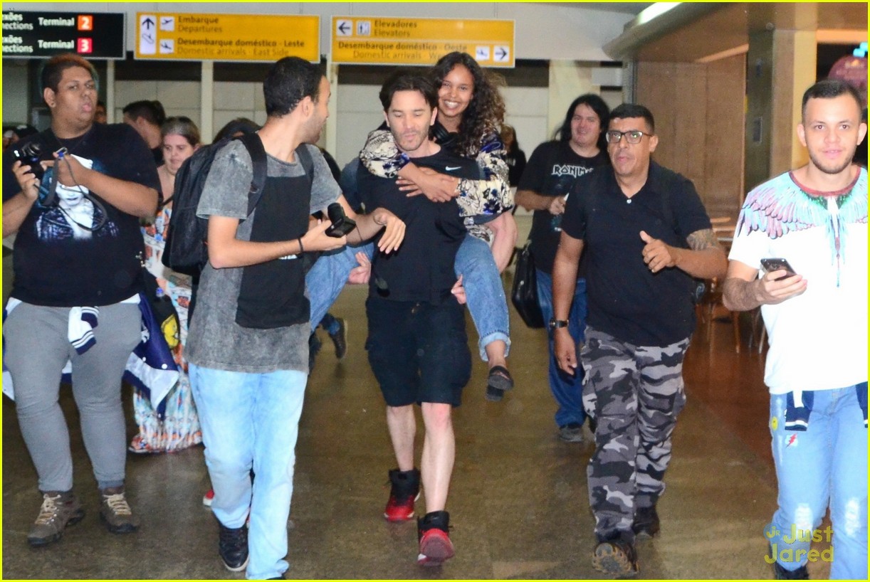 13 reasons why cast brazil airport 04