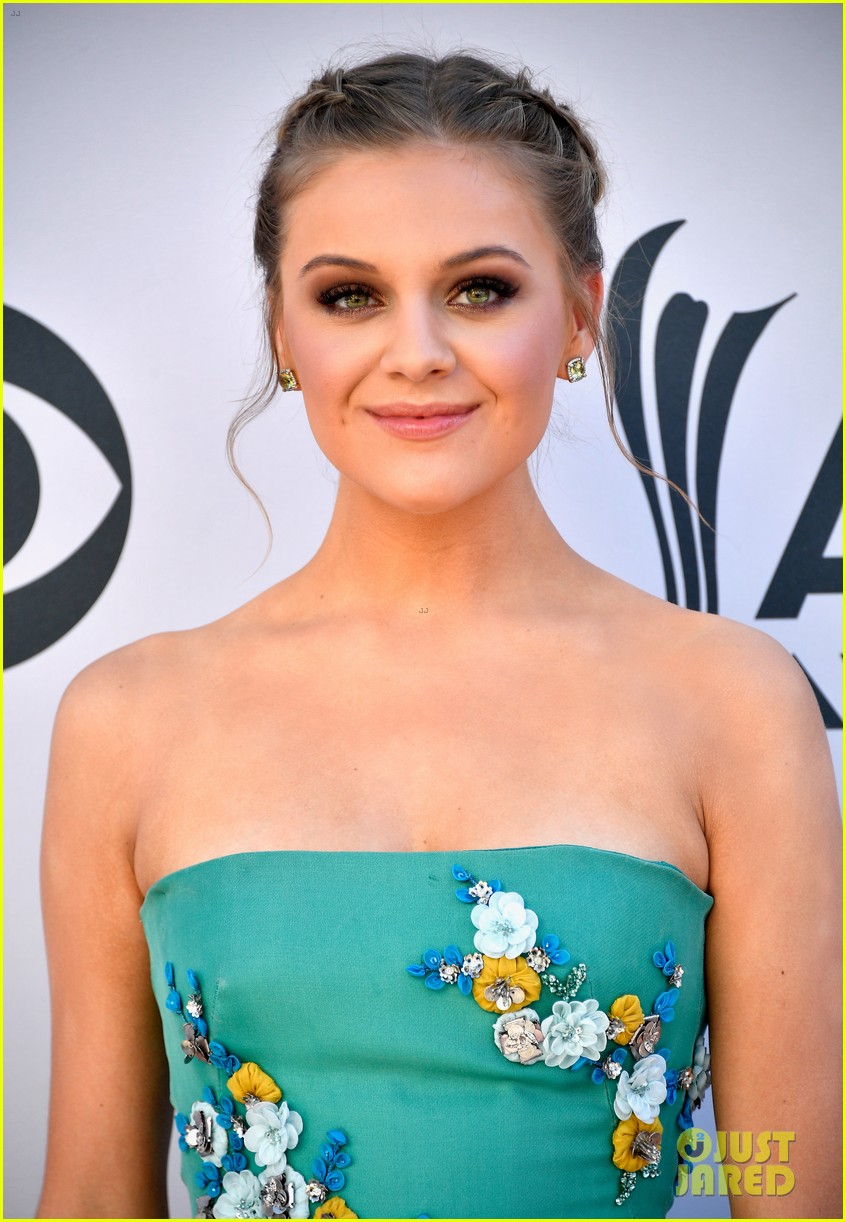 kelsea ballerini is a spring beauty at acm awards 2017 02