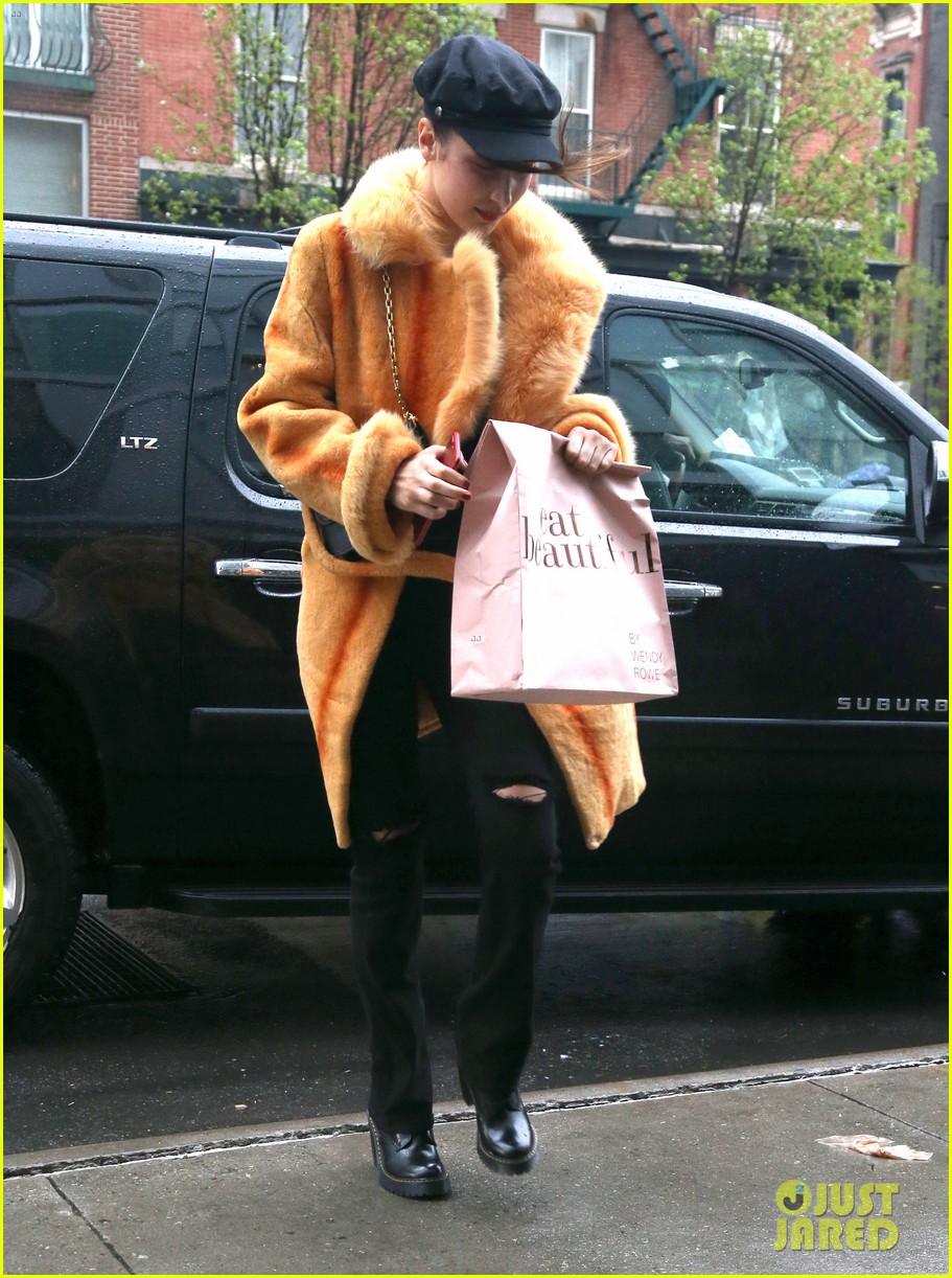 bella hadid gets fashionable in nyc 07