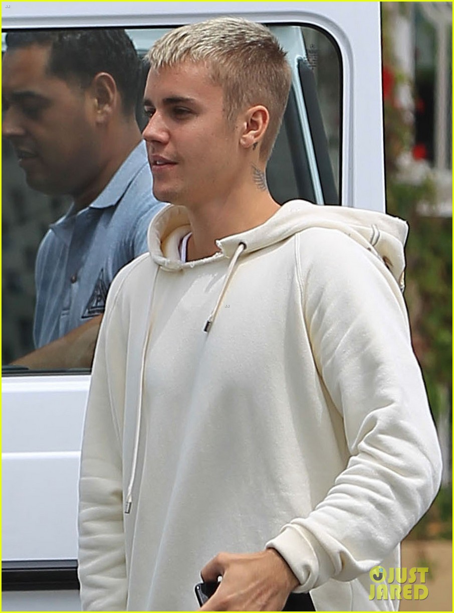 justin bieber has a day out in beverly hills 02
