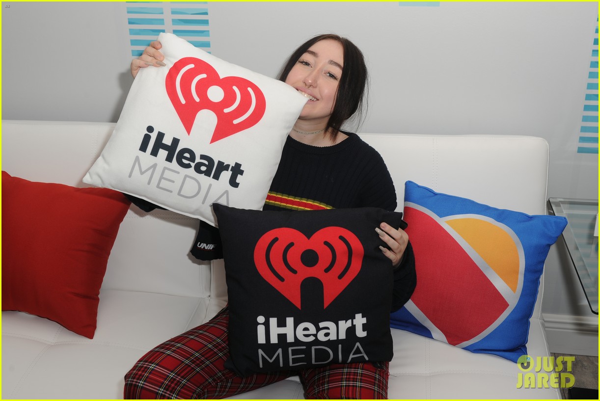noah cyrus jams out to icarly theme song on musically 02