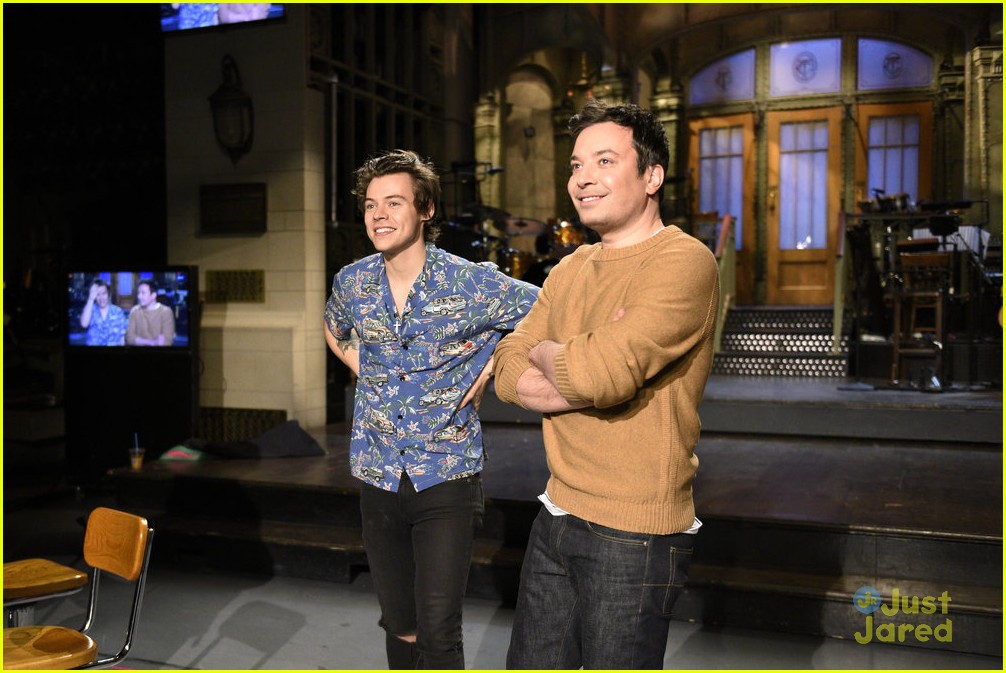 harry styles delivers food waiting fans snl 02