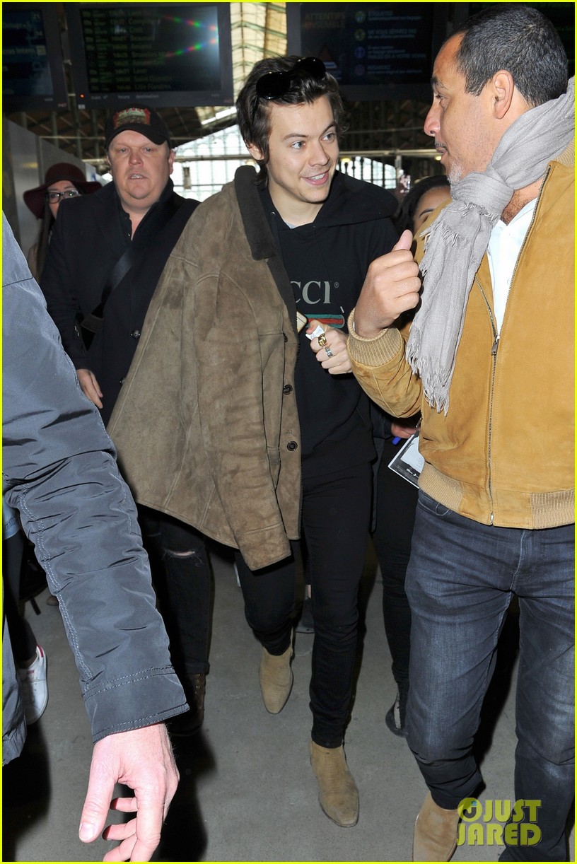 harry styles arrives in paris for promo tour 01