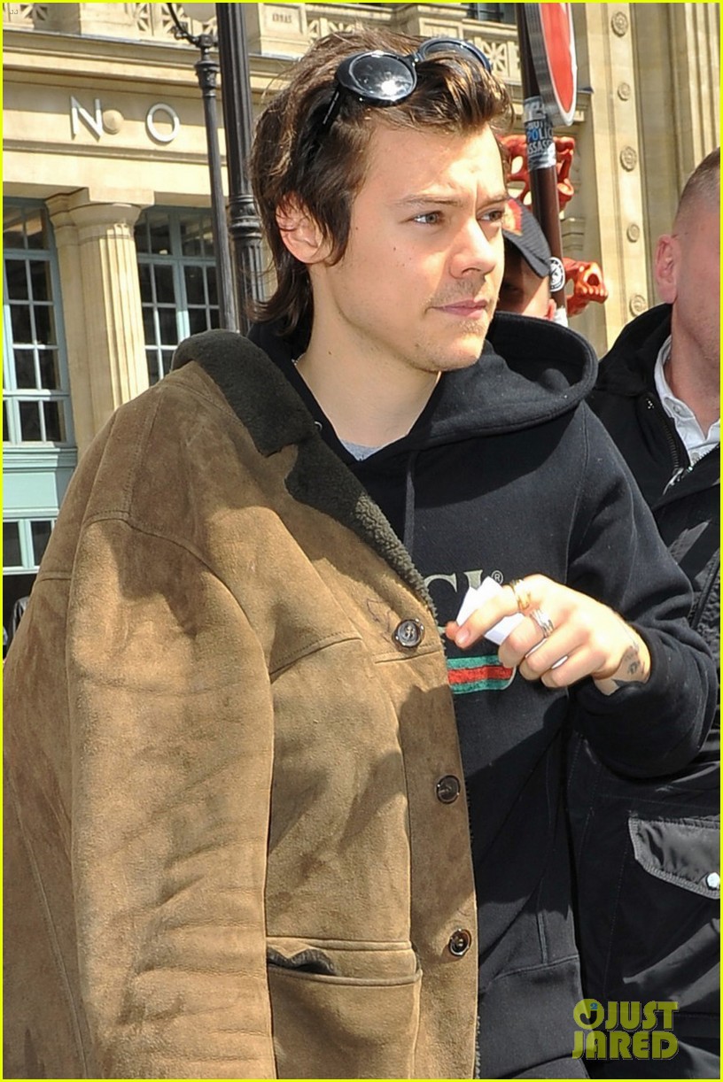 harry styles arrives in paris for promo tour 04