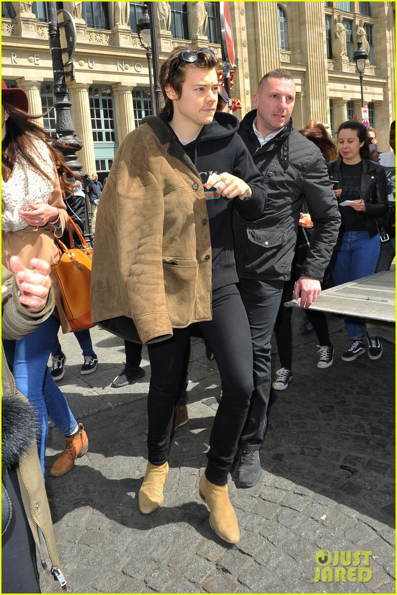 harry styles arrives in paris for promo tour 06