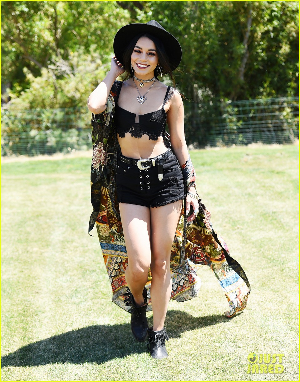 vanessa hudgens has arrived at coachella 2017 see pics of her outfit 01