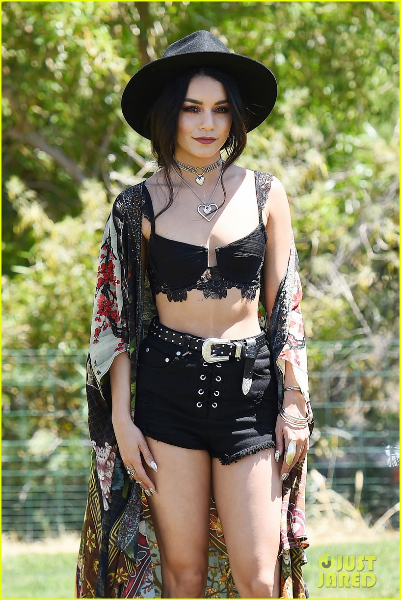 vanessa hudgens has arrived at coachella 2017 see pics of her outfit 02