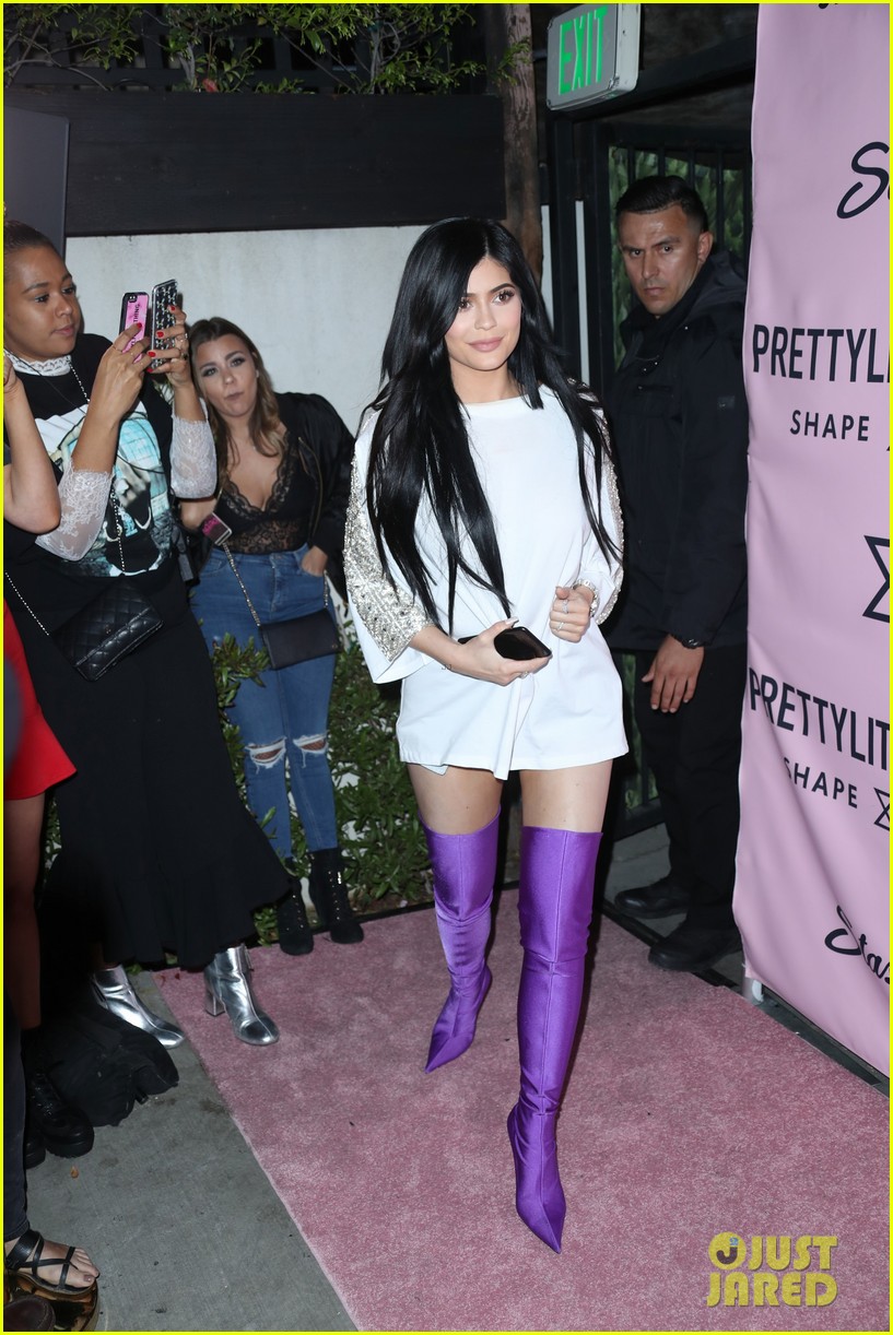 kylie jenner steps out after life with kylie spinoff show announcement 05
