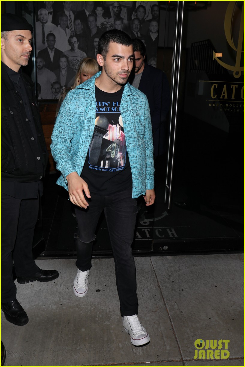 joe jonas switches up his look while filming undercover lyft video 01
