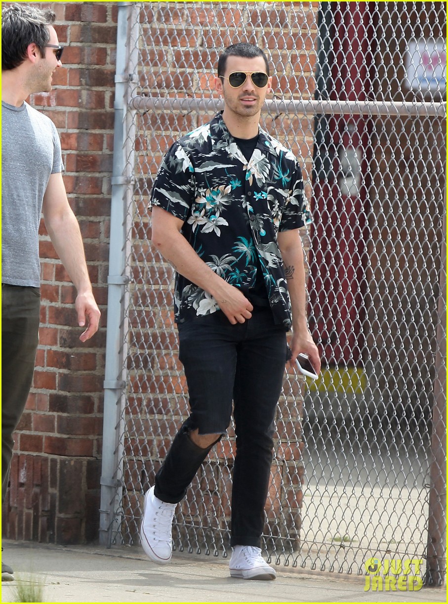 joe jonas switches up his look while filming undercover lyft video 02