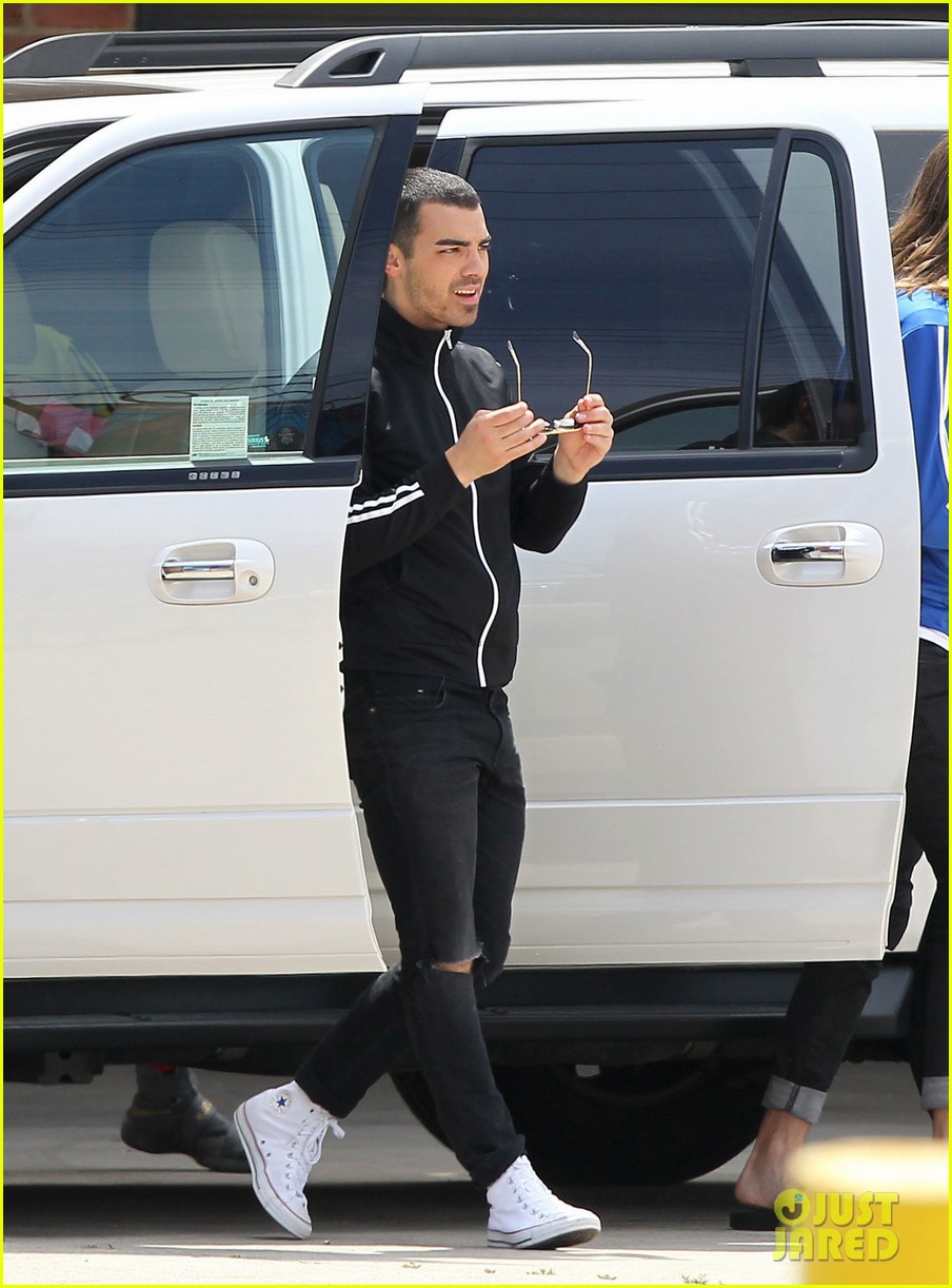 joe jonas switches up his look while filming undercover lyft video 03