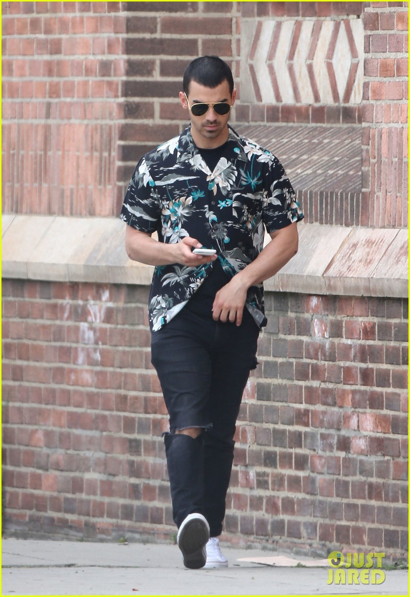 joe jonas switches up his look while filming undercover lyft video 05