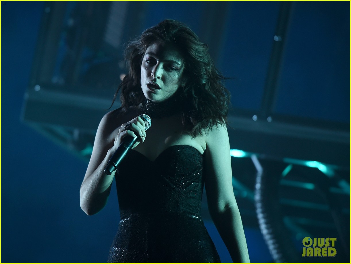 lorde performs on coachella weeknd two 01