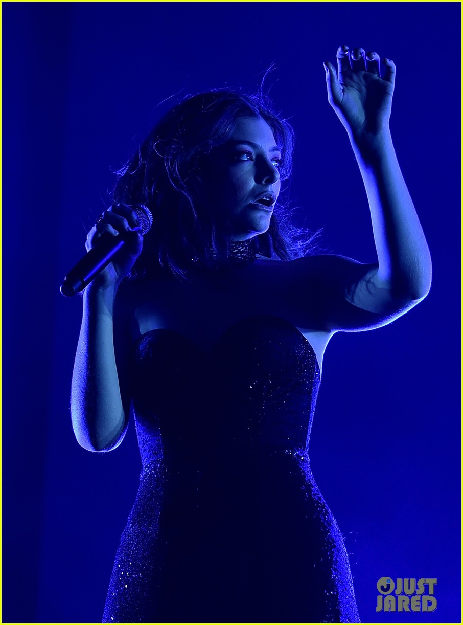 lorde performs on coachella weeknd two 05