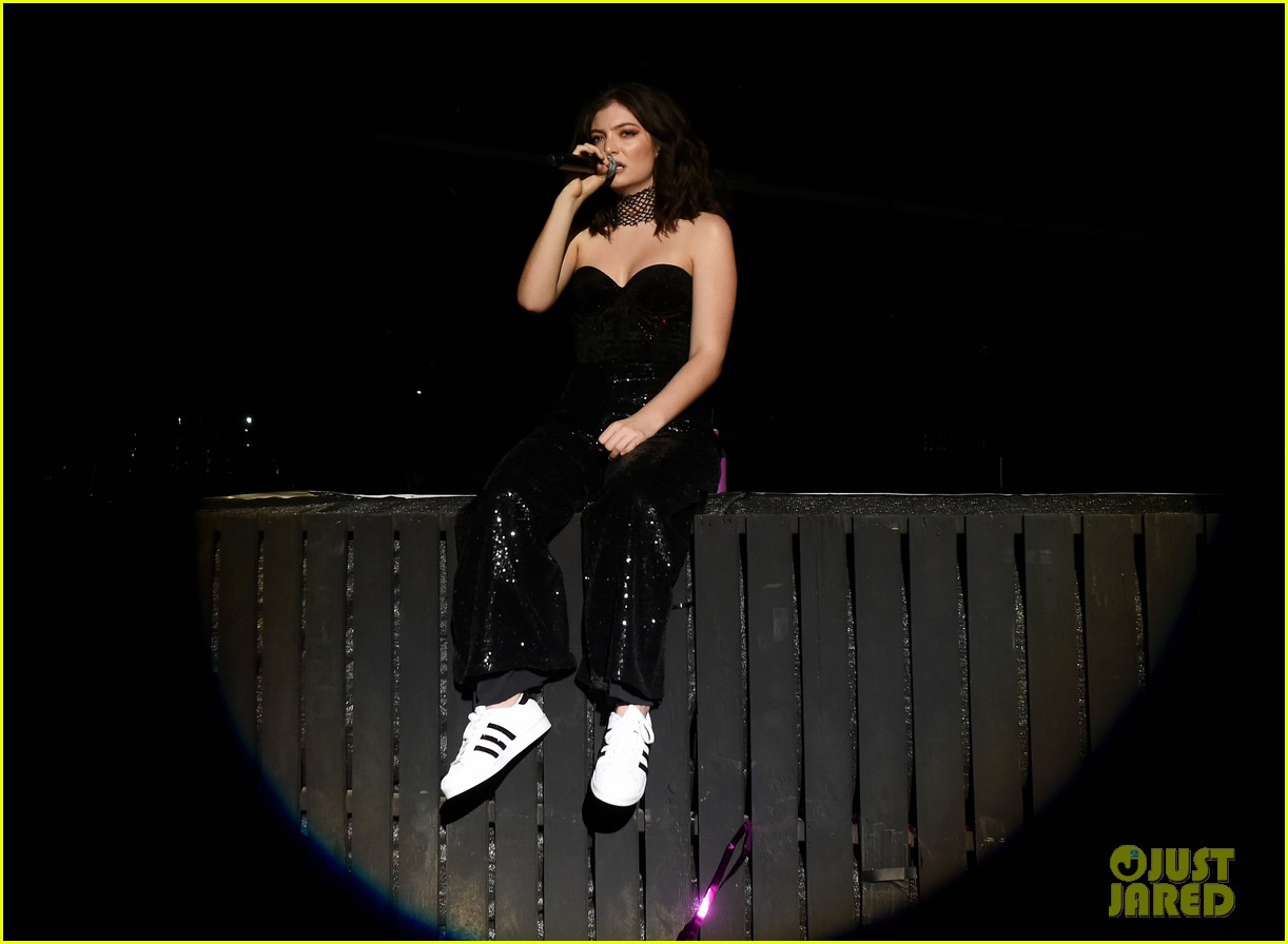 lorde performs on coachella weeknd two 06