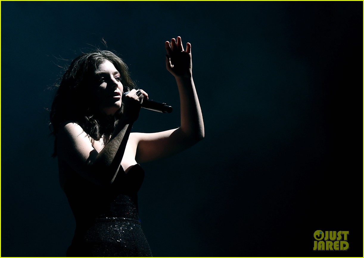 lorde performs on coachella weeknd two 07