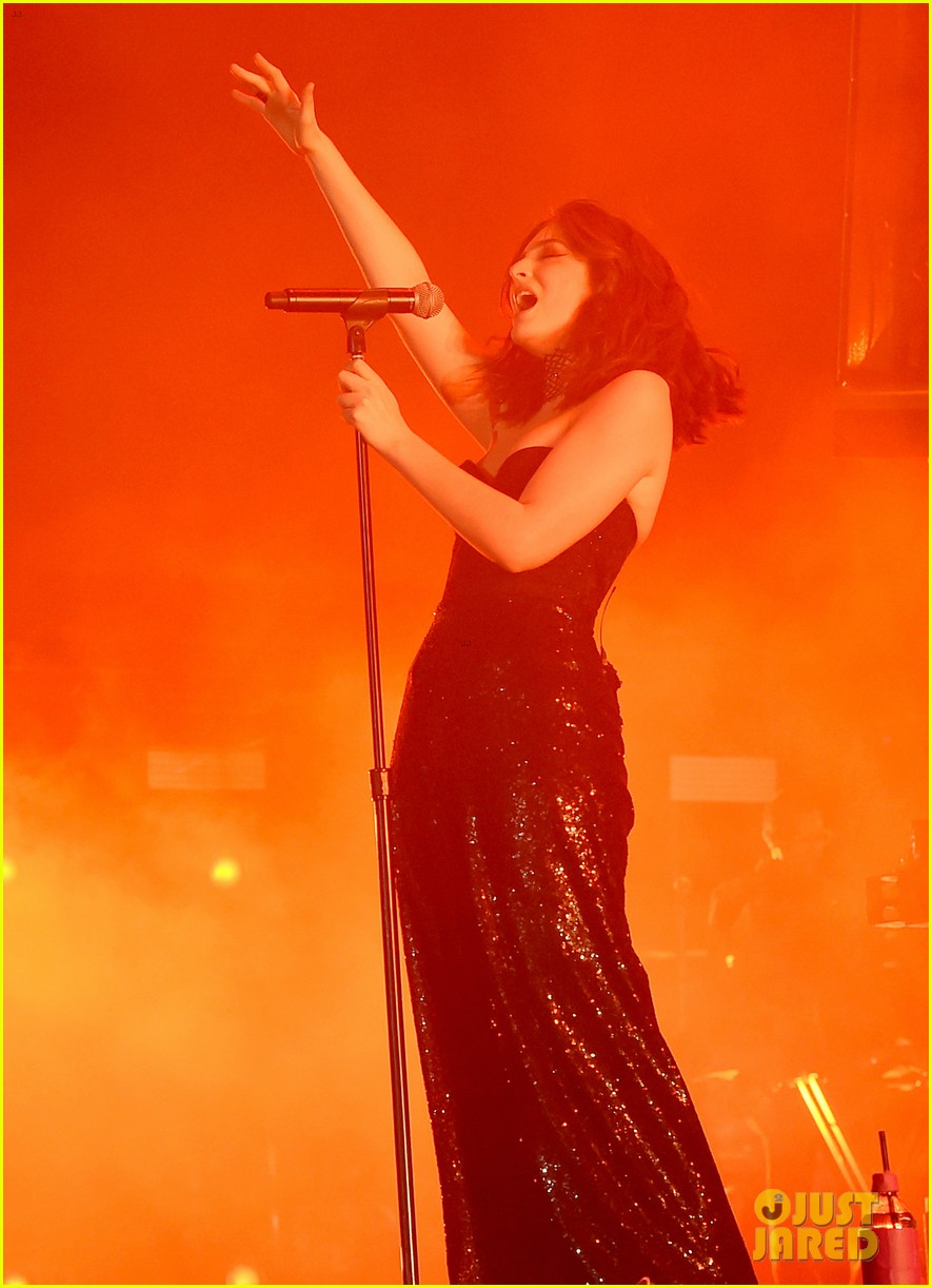 lorde performs on coachella weeknd two 09