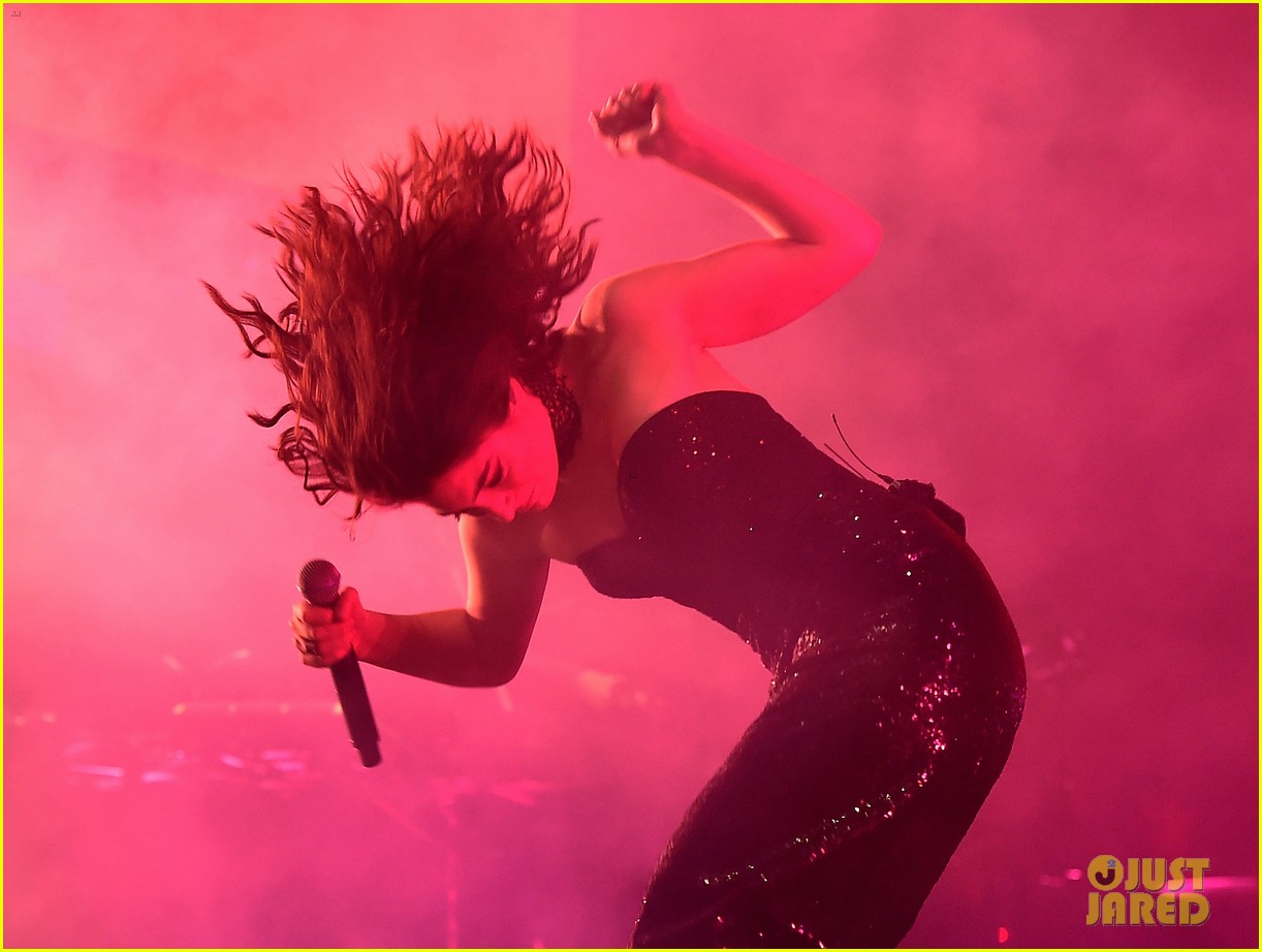lorde performs on coachella weeknd two 14