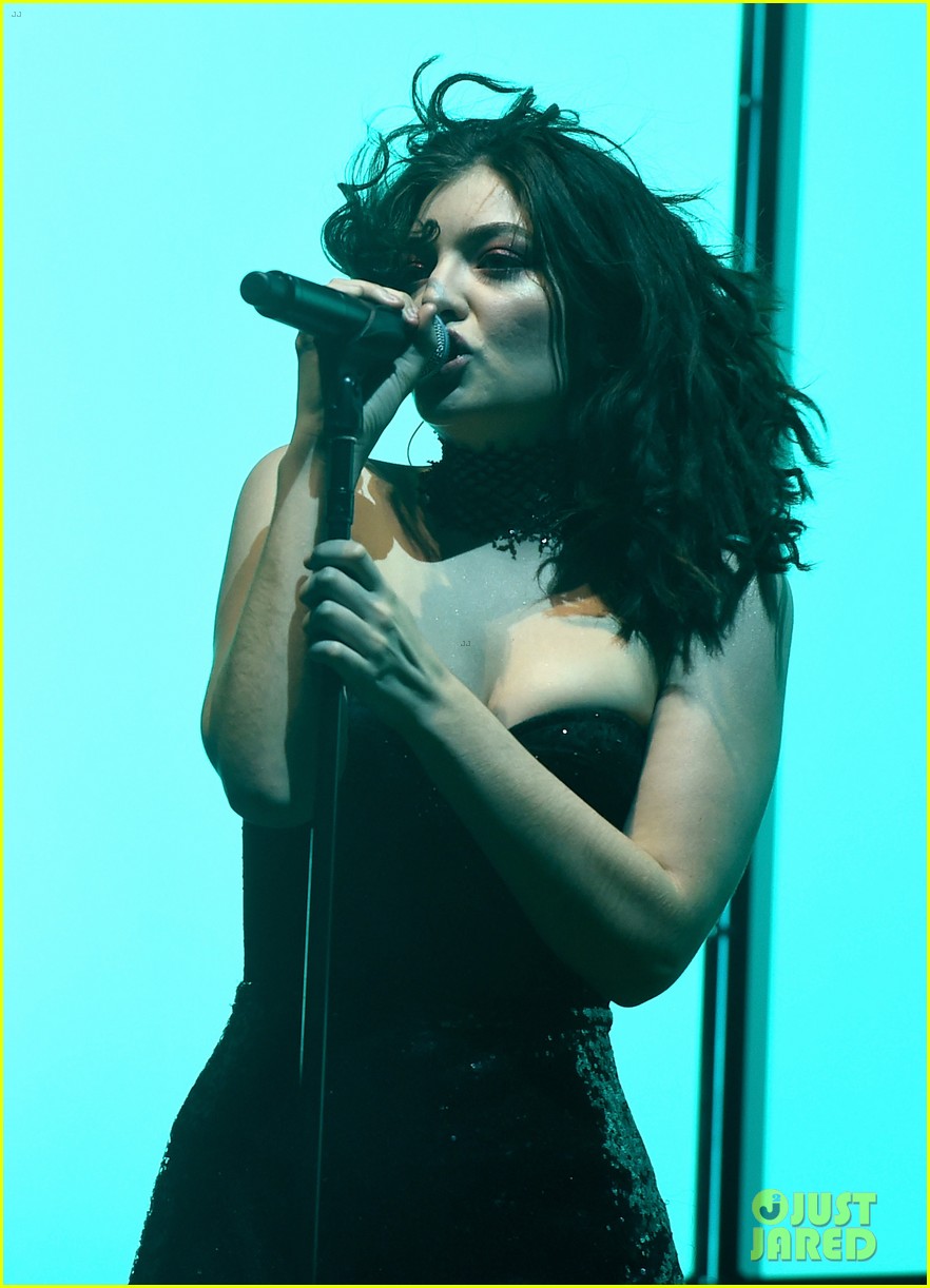 lorde performs on coachella weeknd two 15