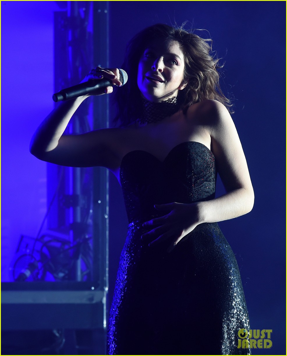 lorde performs on coachella weeknd two 16