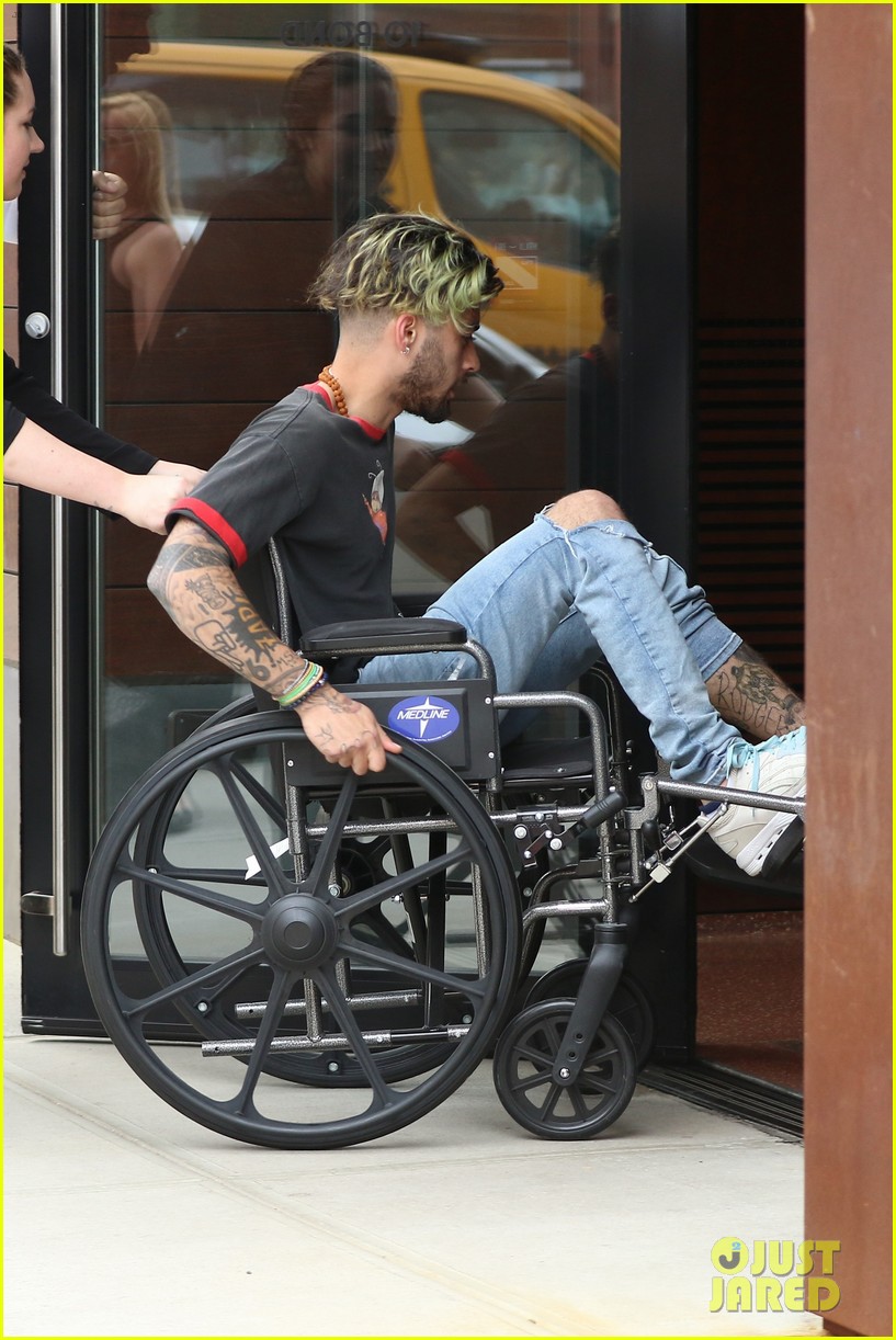 zayn malik arrives at gigi hadids apartment in a wheelchair 03
