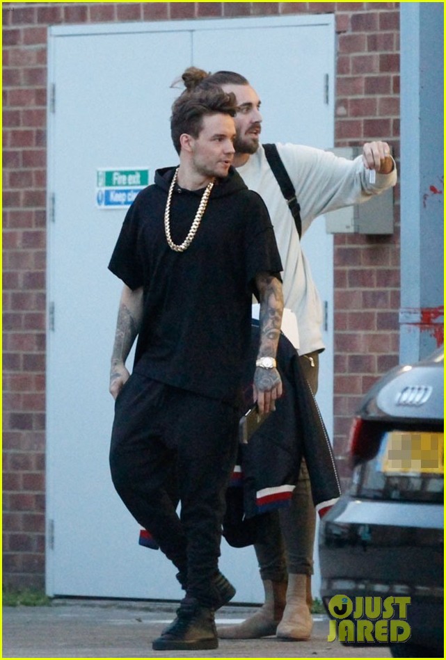 liam payne wears giant gold chain at recording studio 01