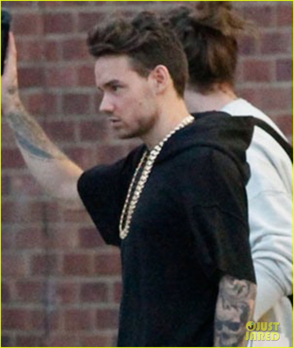 liam payne wears giant gold chain at recording studio 02