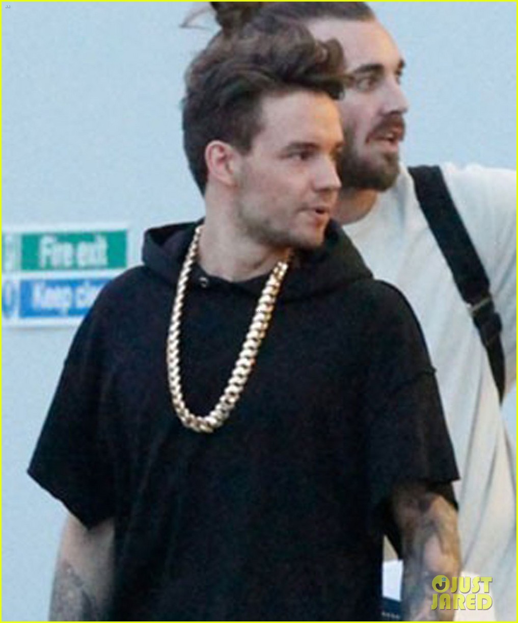 liam payne wears giant gold chain at recording studio 07