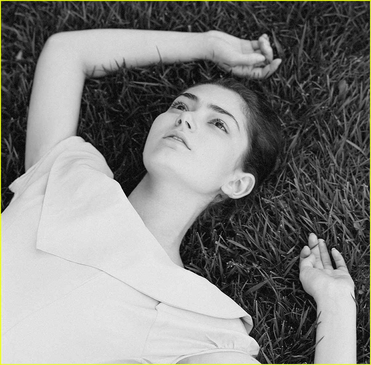 transparents emily robinson stuns in expressive new photo shoot 01