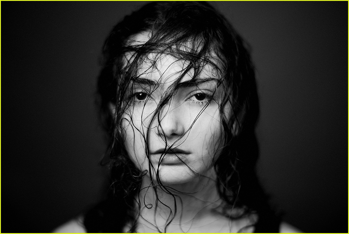 transparents emily robinson stuns in expressive new photo shoot 03