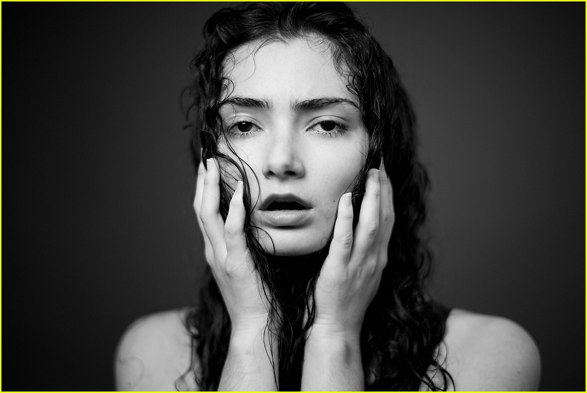 transparents emily robinson stuns in expressive new photo shoot 05