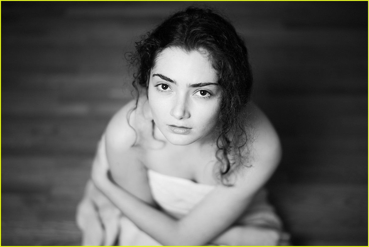 transparents emily robinson stuns in expressive new photo shoot 08