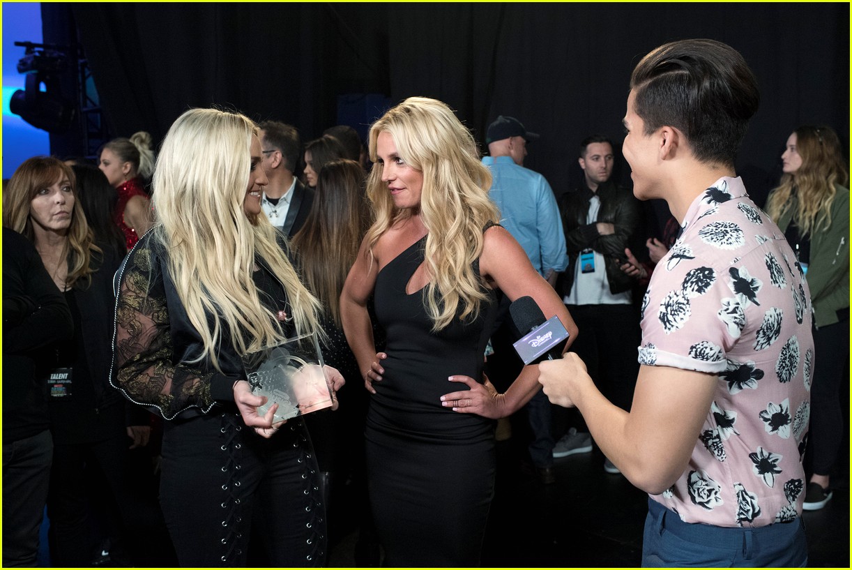 britney spears receives first icon award at radio disney music awards2 12