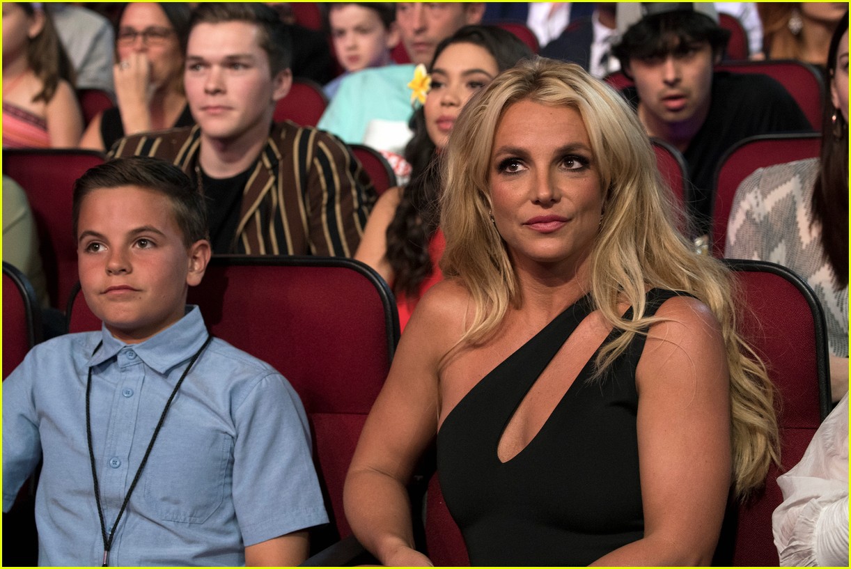 britney spears receives first icon award at radio disney music awards2 13