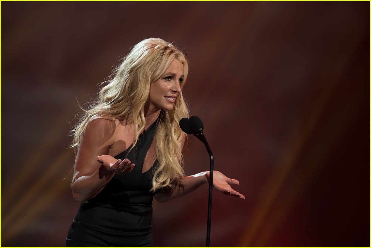 britney spears receives first icon award at radio disney music awards2 17