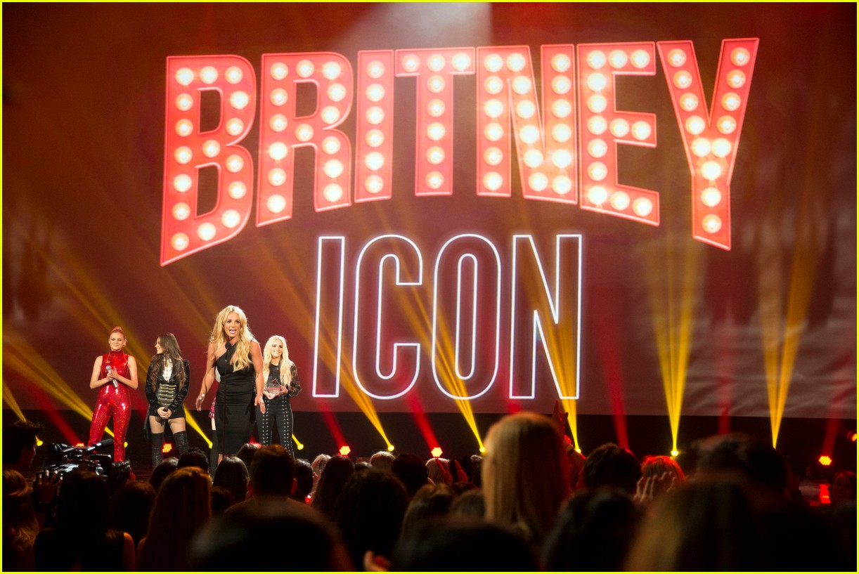 britney spears receives first icon award at radio disney music awards2 21