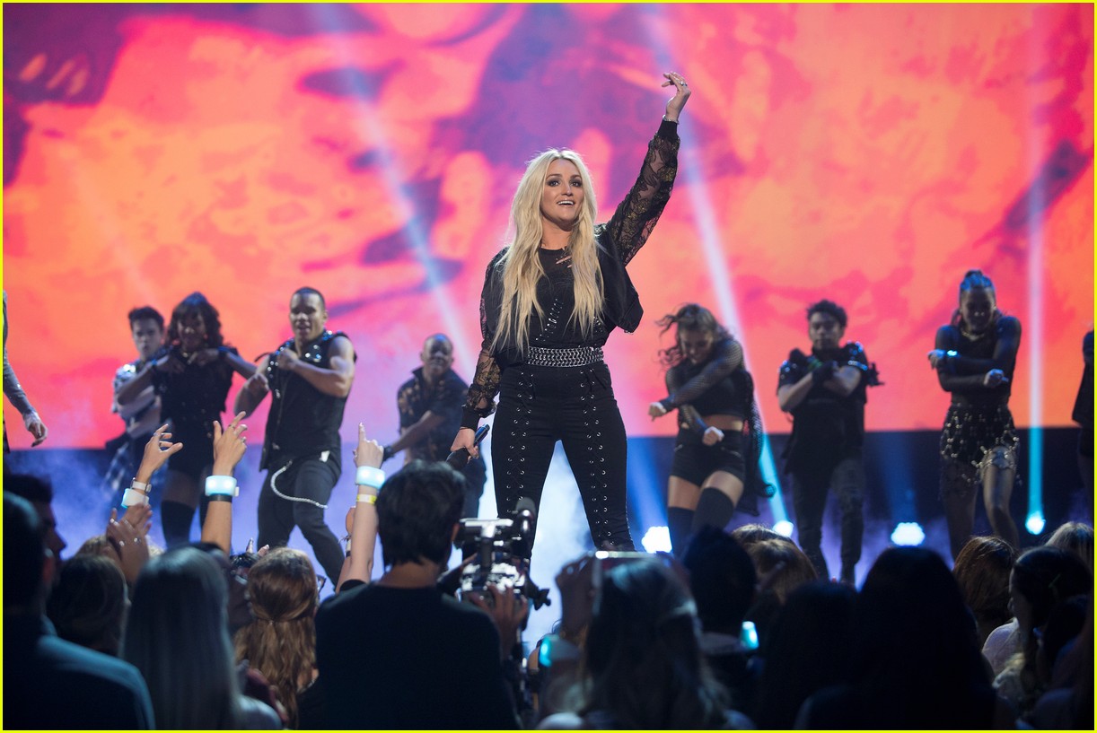 britney spears receives first icon award at radio disney music awards2 23