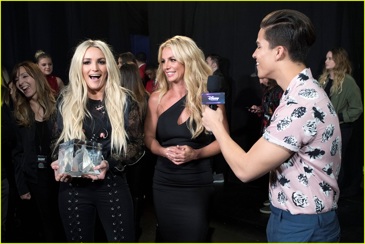 britney spears receives first icon award at radio disney music awards2 26