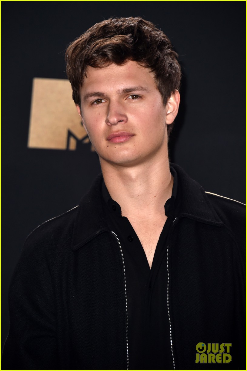 ansel elgort haile steinfeld have a lovefest at the mtv01