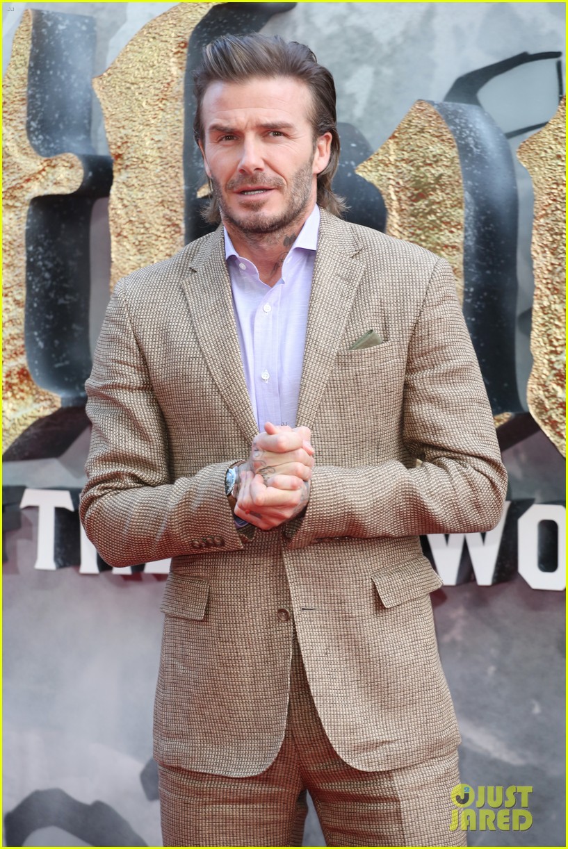 david beckham is joined by brooklyn at king arthur premiere14