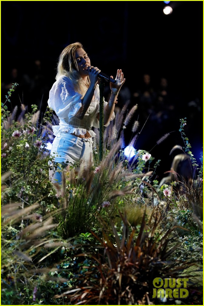 miley cyrus performs malibu on the voice finale04